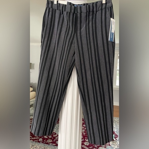 Old Navy Pants - Old Navy women’s black and white striped mid rise pants/ Capri size 8